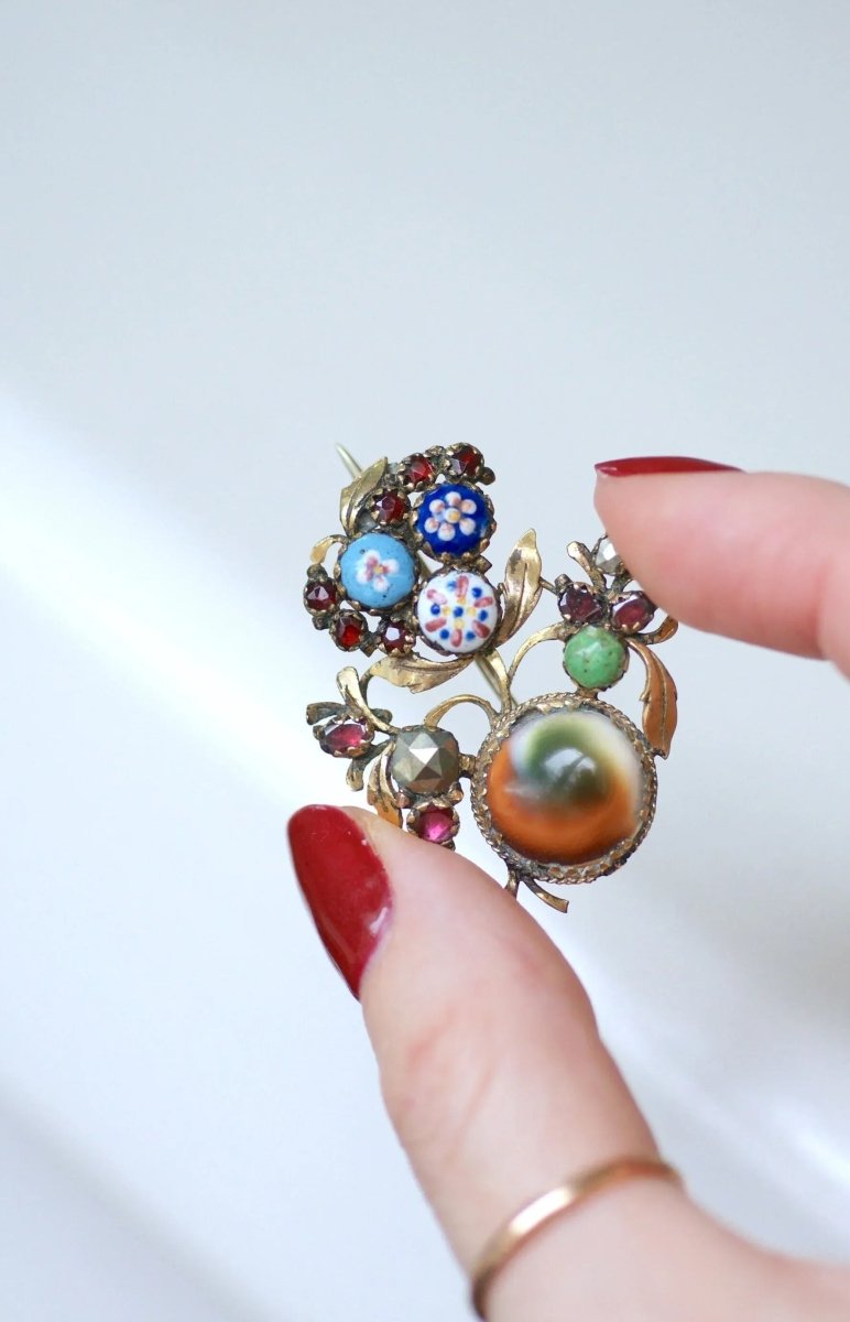 Broche ancienne operculum, grenat, et porcelaine - Castafiore