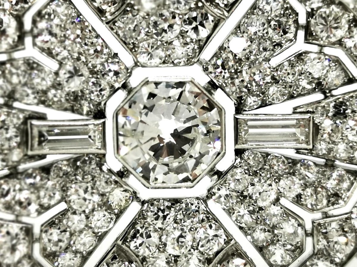 Broche Art Déco en or blanc et platine pavé diamants - Castafiore