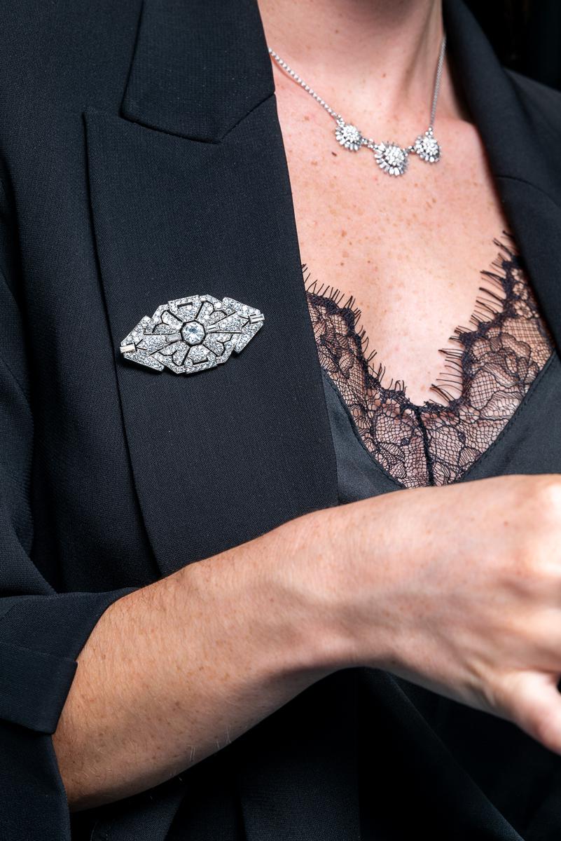 Broche Art Déco en or blanc et platine pavé diamants - Castafiore