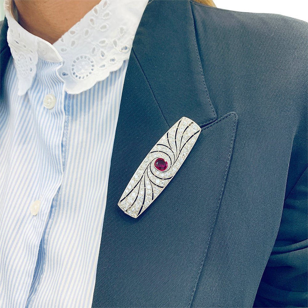Broche Art Déco en platine, rubis et diamants - Castafiore