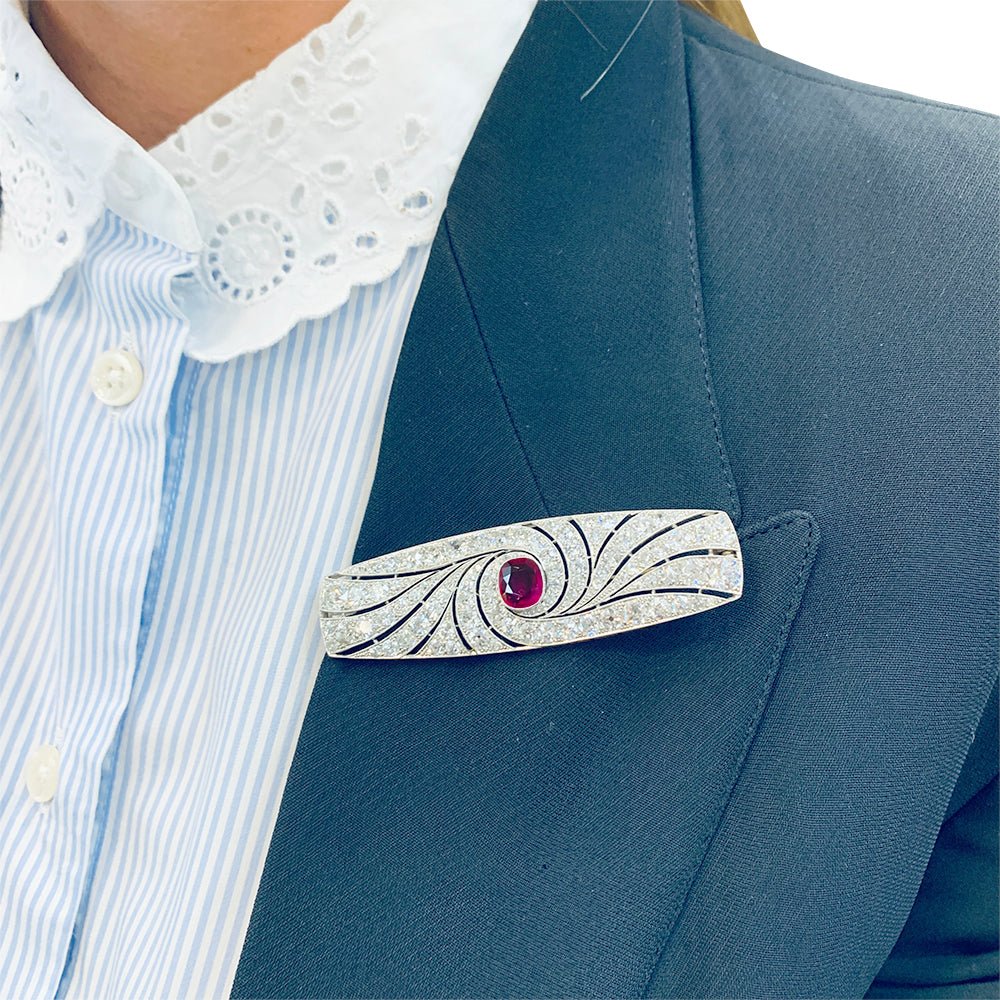 Broche Art Déco en platine, rubis et diamants - Castafiore