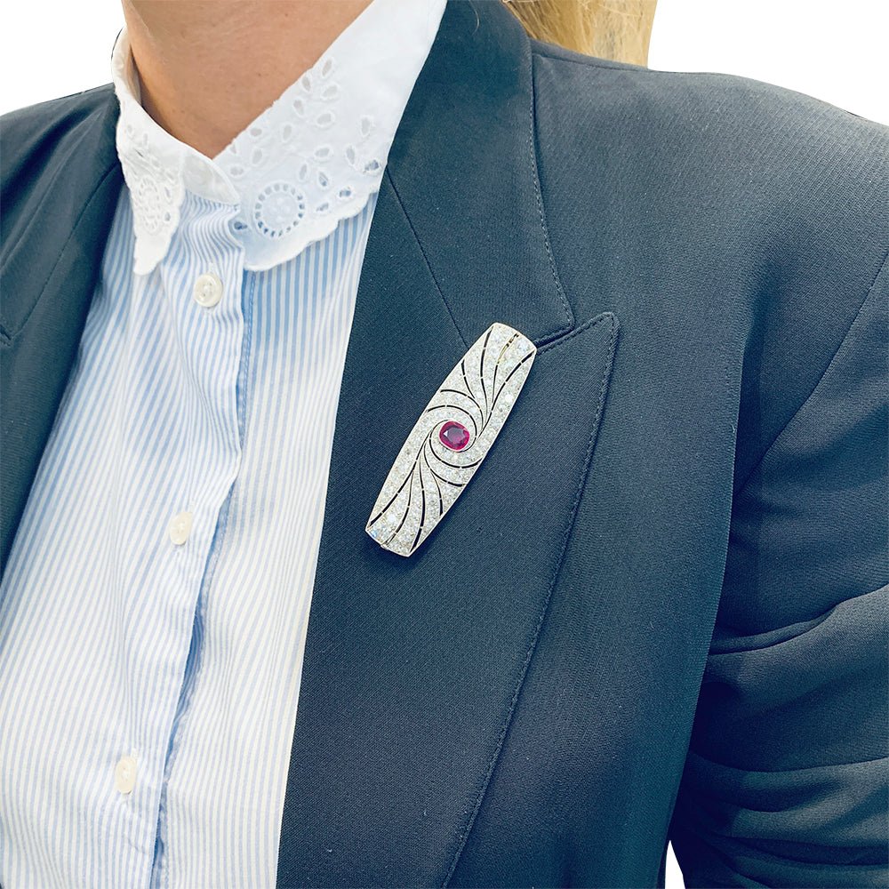 Broche Art Déco en platine, rubis et diamants - Castafiore