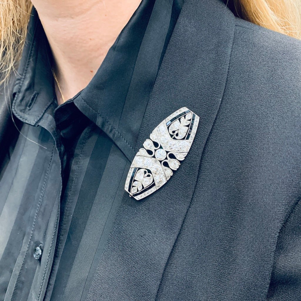 Broche Art Déco en platine sertie de diamants et d'onyx - Castafiore