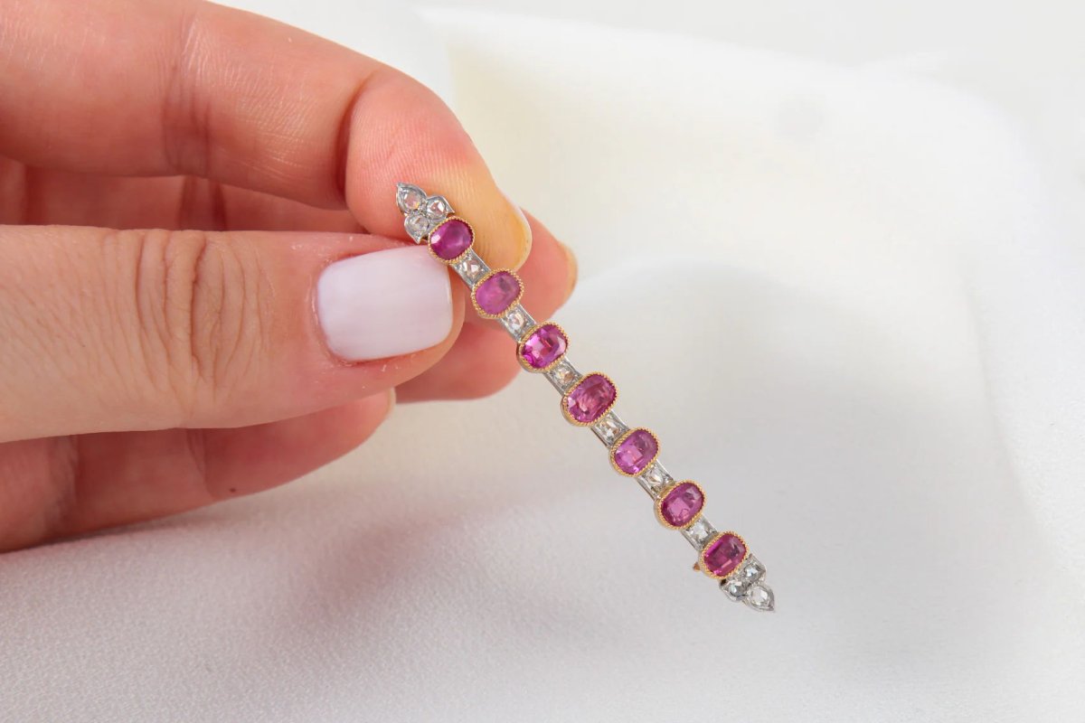 Broche Barrette Ancienne en Or, Diamants et Saphirs Roses - Castafiore