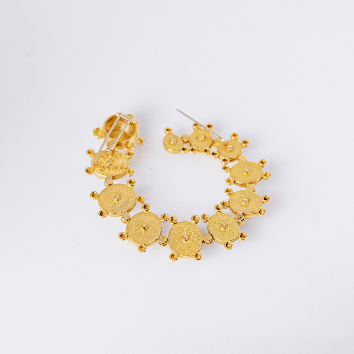 Broche BONNETAUD "Chenille" articulée en or jaune et agates verte - Castafiore