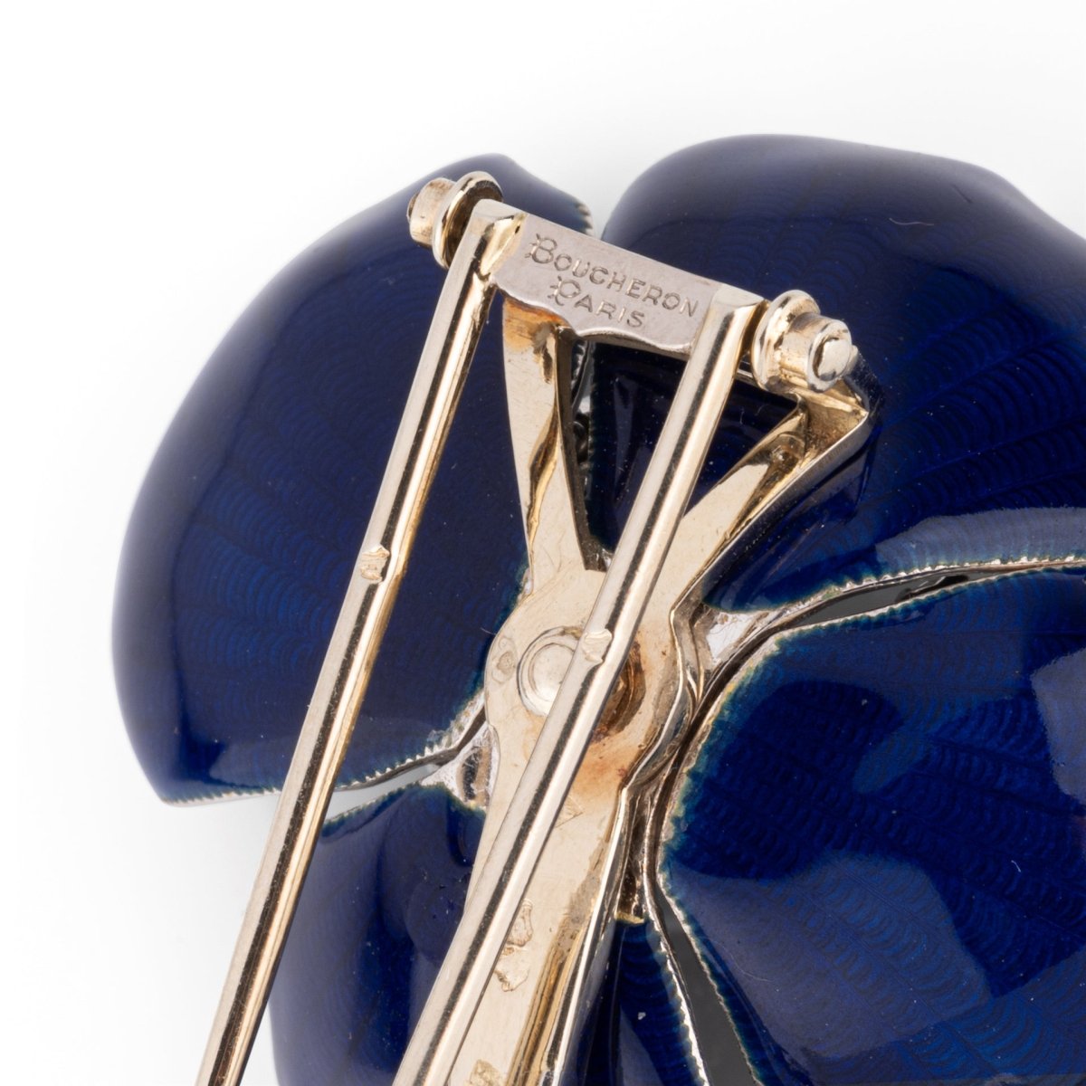 Broche BOUCHERON "Eglantine" en or blanc, platine, émail bleu et diamants - Castafiore