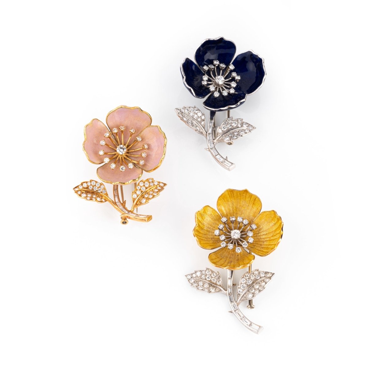 Broche BOUCHERON "Eglantine" en or jaune, émail rose et diamants - Castafiore