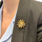 Broche CARTIER "Fleur" en or jaune et diamants - Castafiore