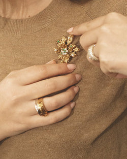 Broche CHAUMET "Feuillage" en or jaune, diamants et émeraudes - Castafiore