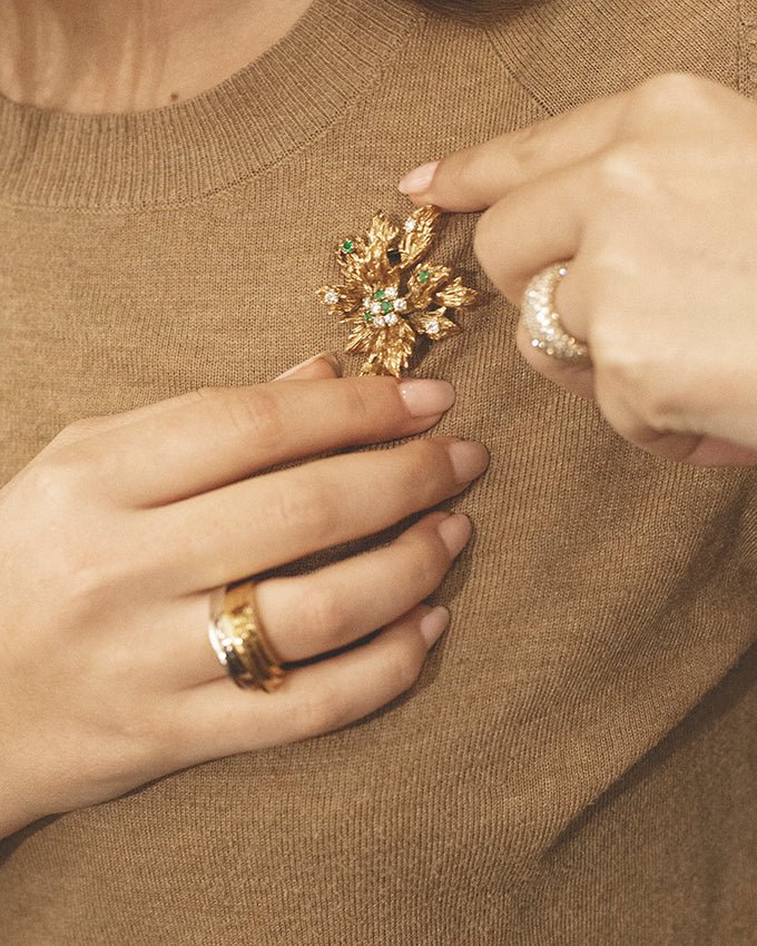 Broche CHAUMET "Feuillage" en or jaune, diamants et émeraudes - Castafiore
