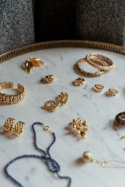 Broche CHAUMET "Feuillage" en or jaune, diamants et émeraudes - Castafiore