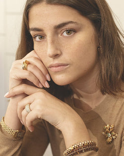 Broche CHAUMET "Feuillage" en or jaune, diamants et émeraudes - Castafiore