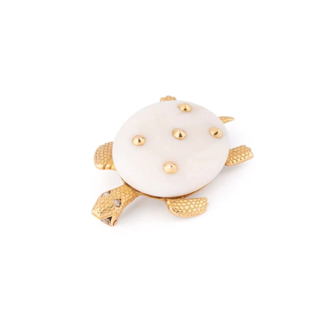 Broche CHAUMET "Tortue", en or jaune, calcédoine et diamants - Castafiore