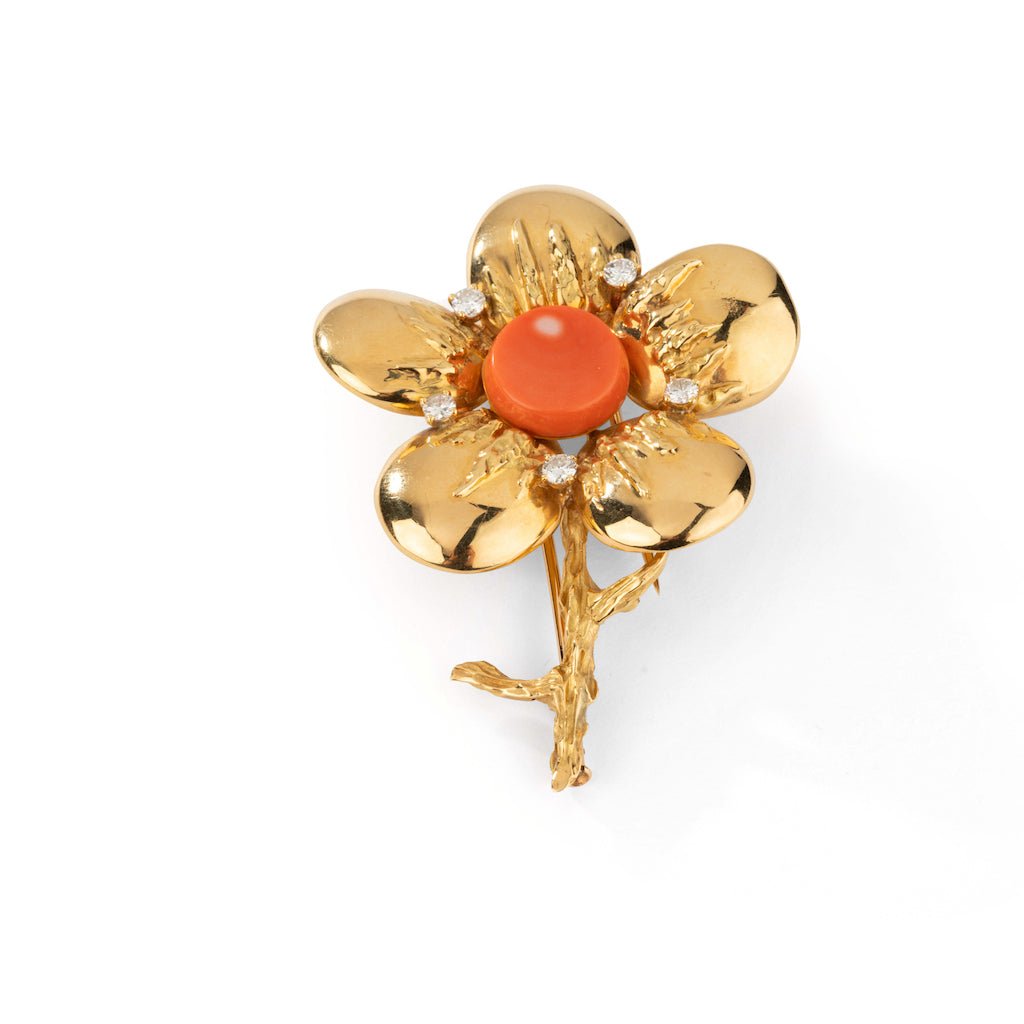 Broche Clip CHAUMET en or jaune, corail rose et diamants - Castafiore