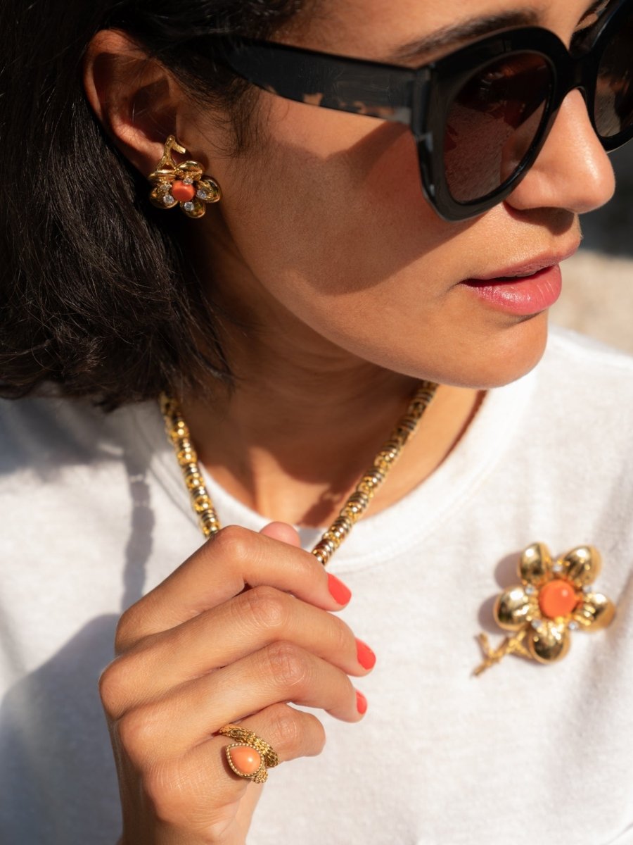Broche Clip CHAUMET en or jaune, corail rose et diamants - Castafiore