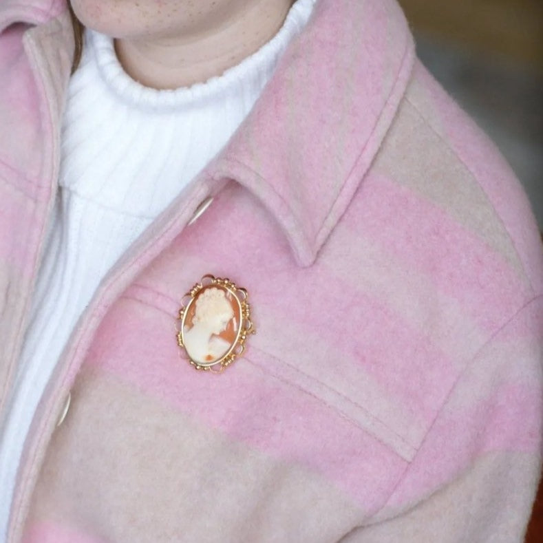 Broche deux ors et camée coquille - Castafiore