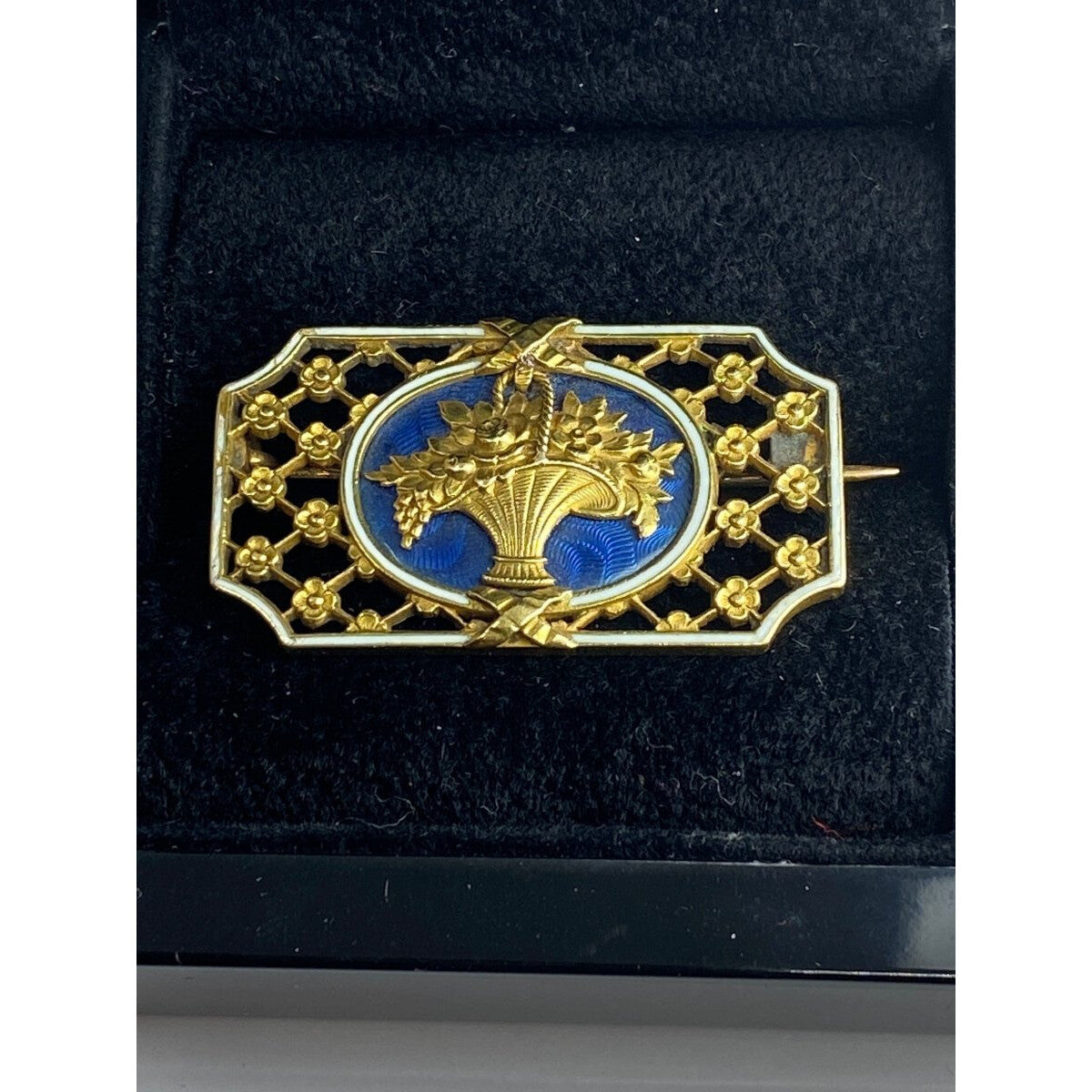 Broche en or 18 carats : panier fleuri , émail bleu et blanc.Napoléon III. - Castafiore