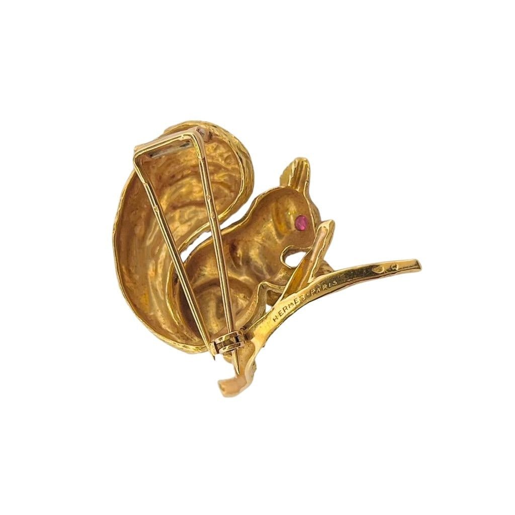 Broche Épingle HERMÈS Écureuil en or jaune et rubis - Castafiore