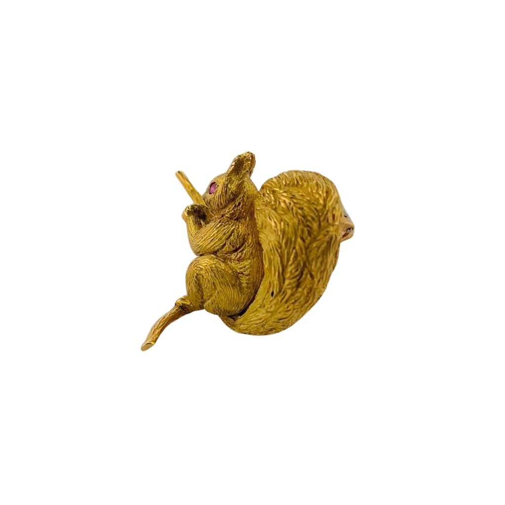 Broche Épingle HERMÈS Écureuil en or jaune et rubis - Castafiore