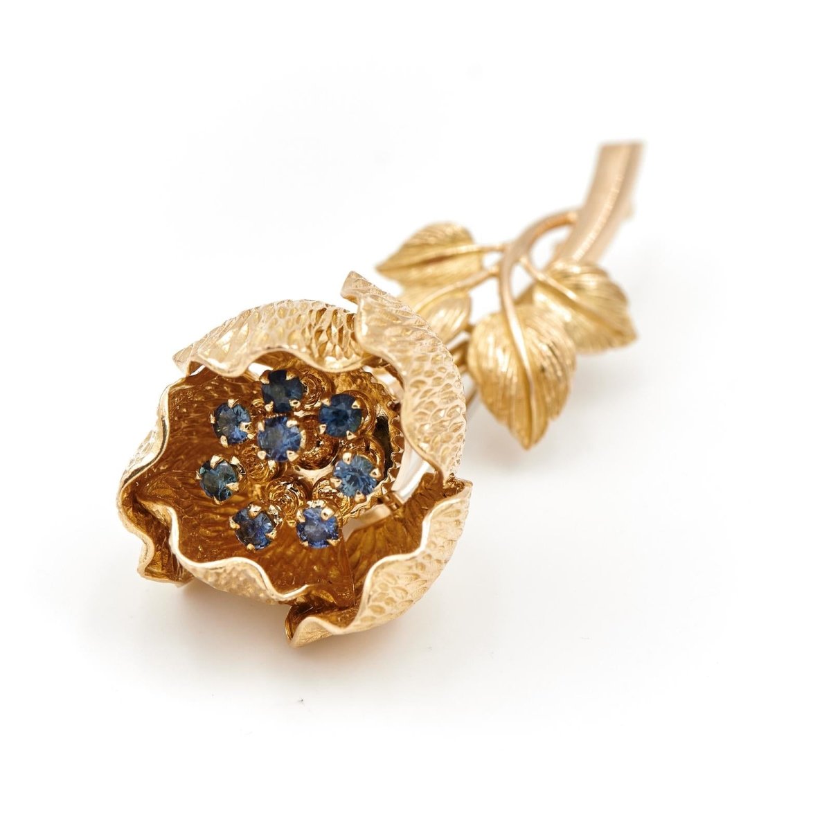 Broche fleur articulée en or jaune et saphirs - Castafiore