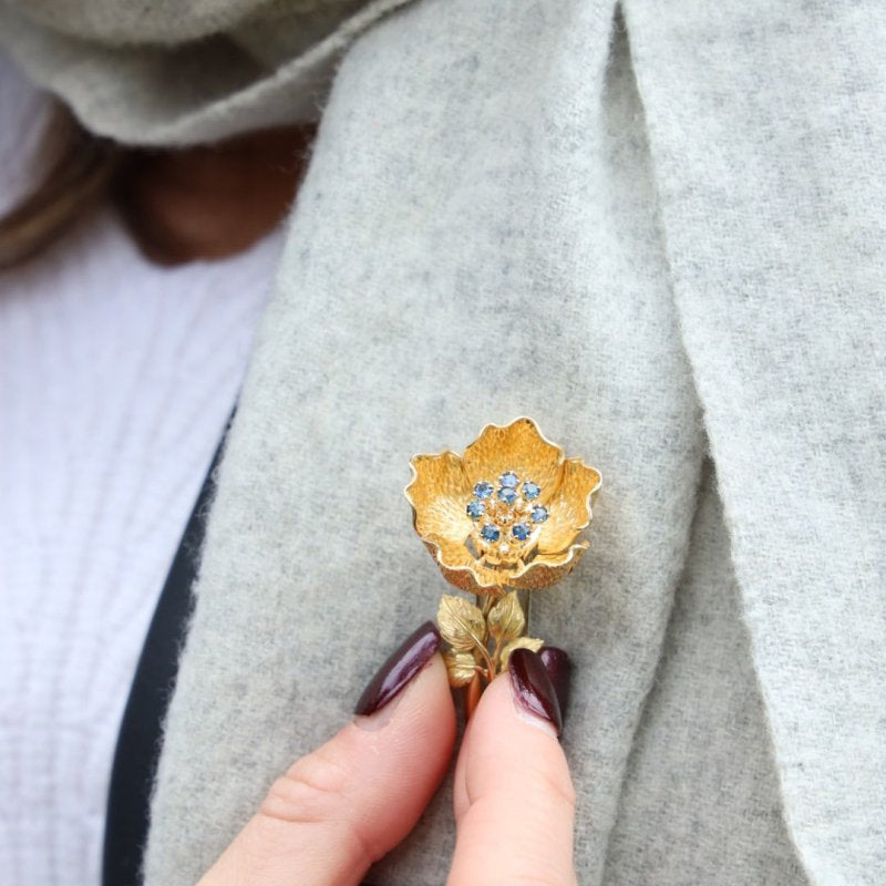 Broche fleur articulée en or jaune et saphirs - Castafiore