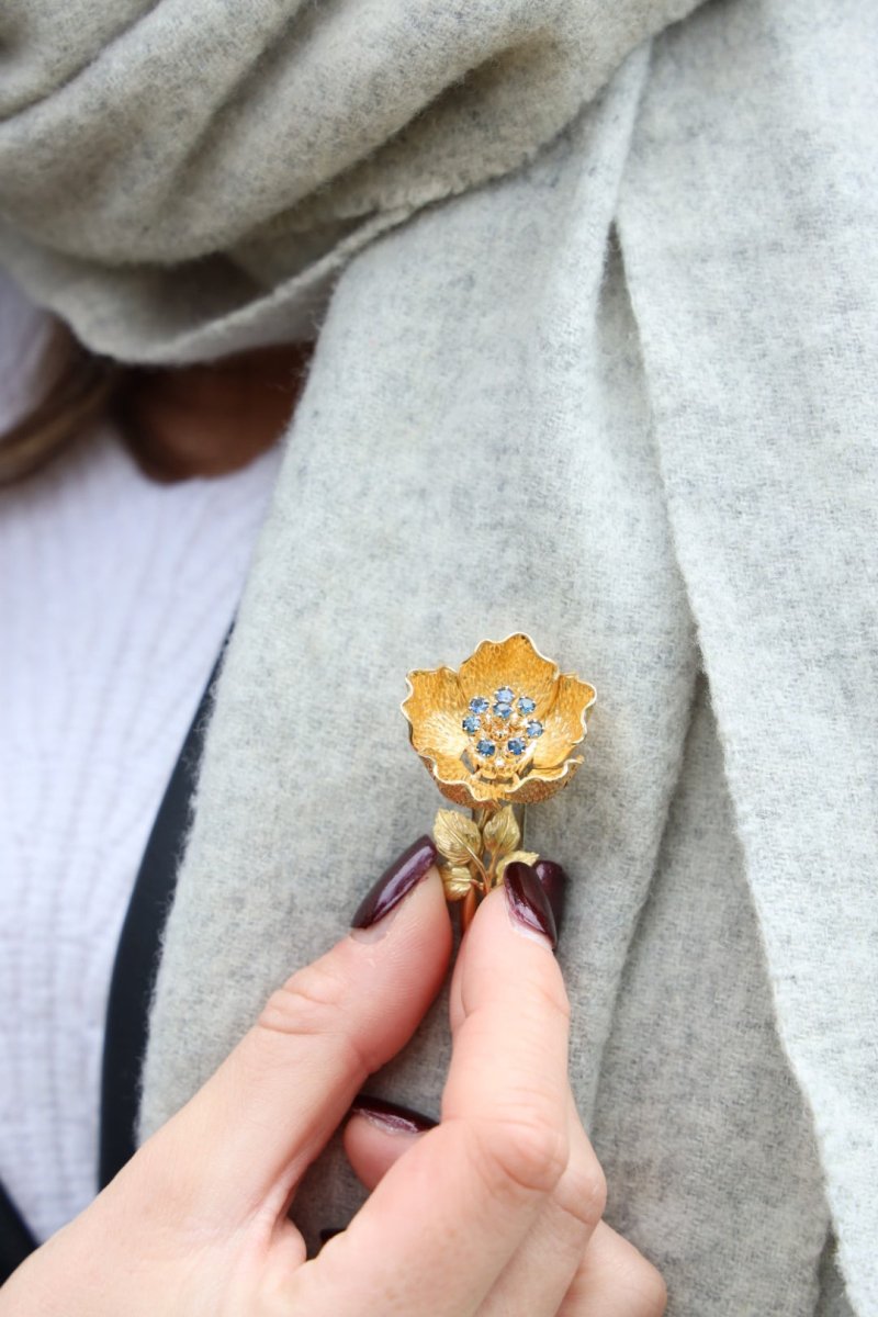 Broche fleur articulée en or jaune et saphirs - Castafiore