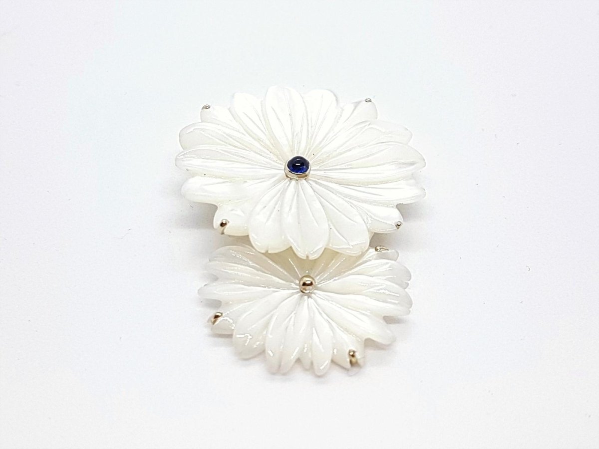 Broche fleur blanche en or blanc, nacre et saphir - Castafiore
