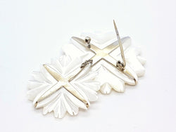 Broche fleur blanche en or blanc, nacre et saphir - Castafiore