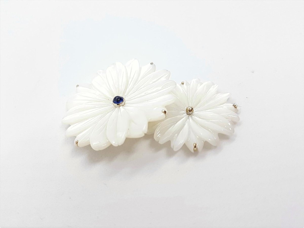 Broche fleur blanche en or blanc, nacre et saphir - Castafiore