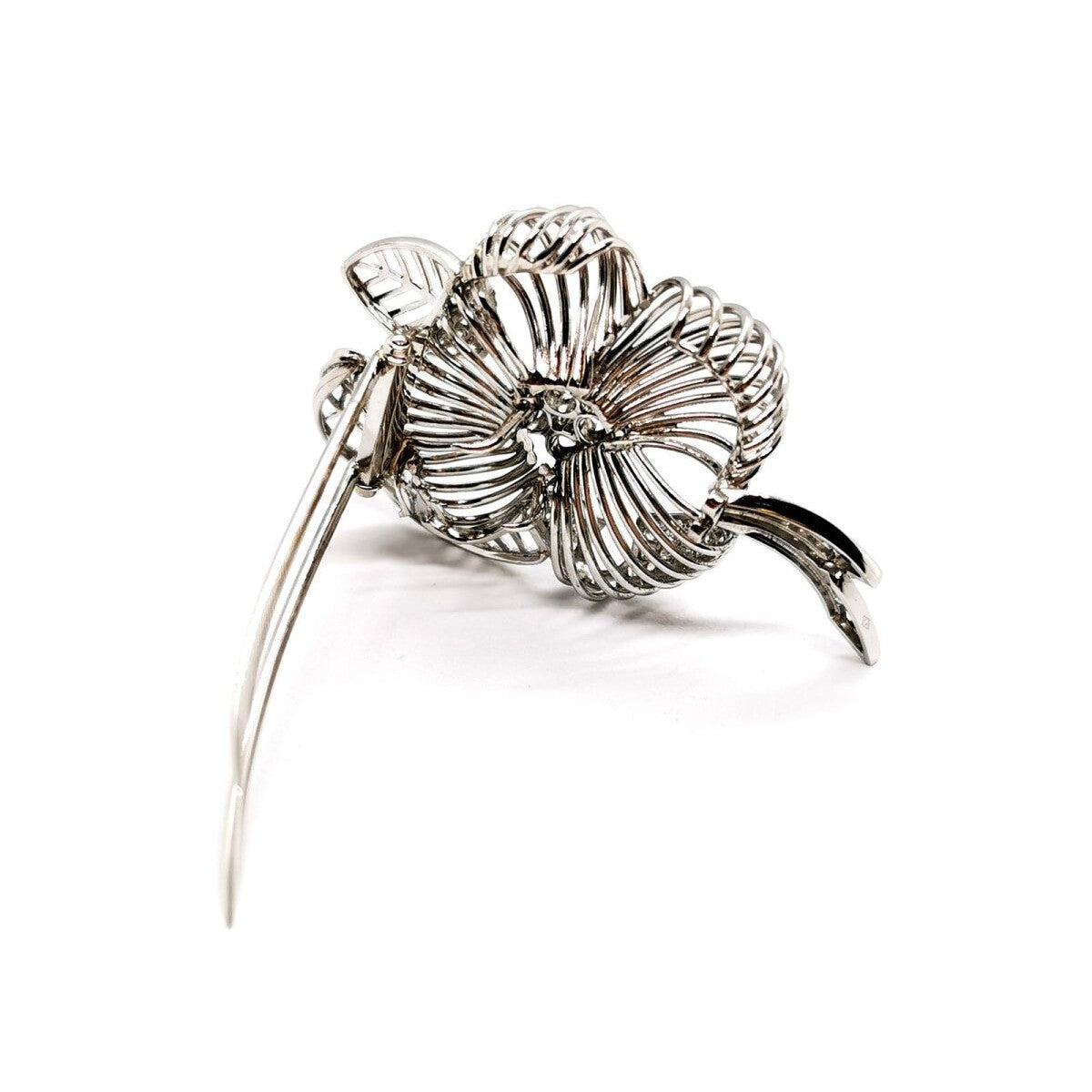 Broche fleur en or blanc et diamants - Castafiore