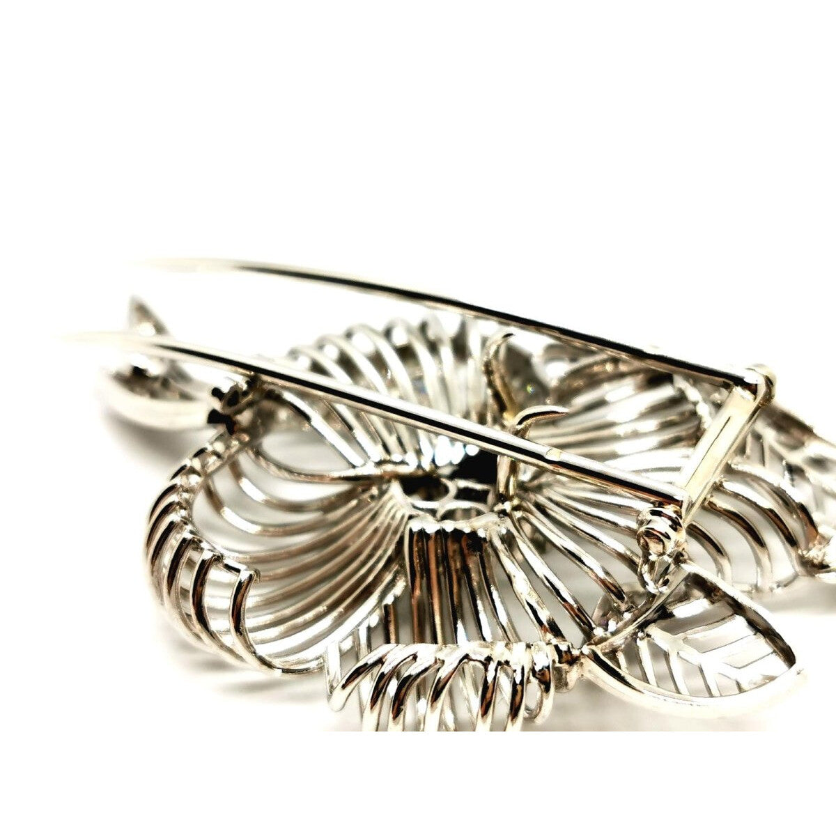 Broche fleur en or blanc et diamants - Castafiore