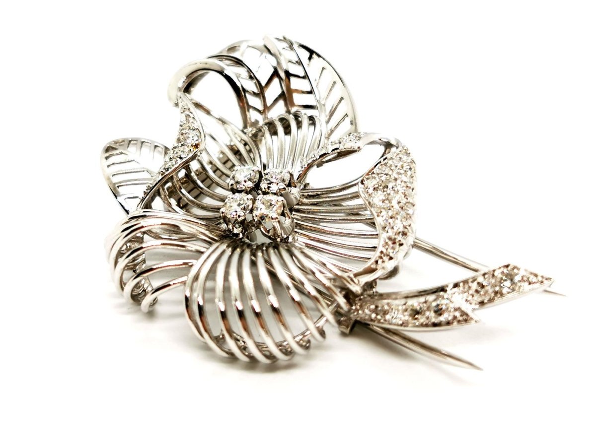 Broche fleur en or blanc et diamants - Castafiore