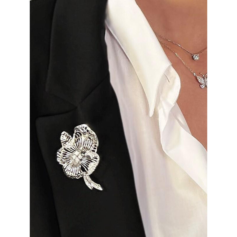 Broche fleur en or blanc et diamants - Castafiore