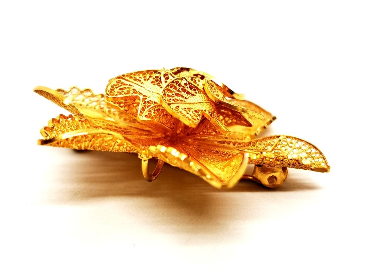 Broche fleur en or jaune - Castafiore