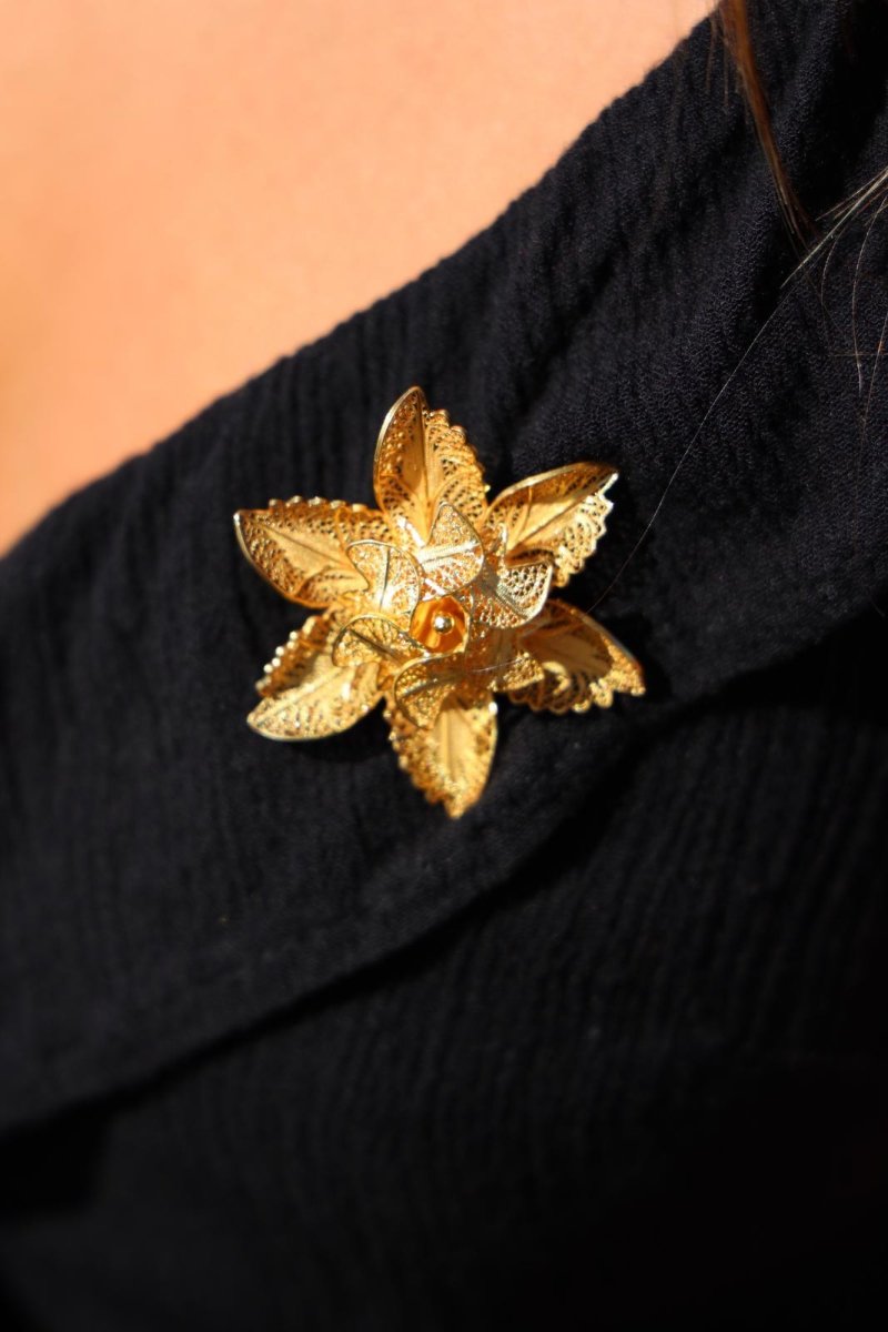 Broche fleur en or jaune - Castafiore