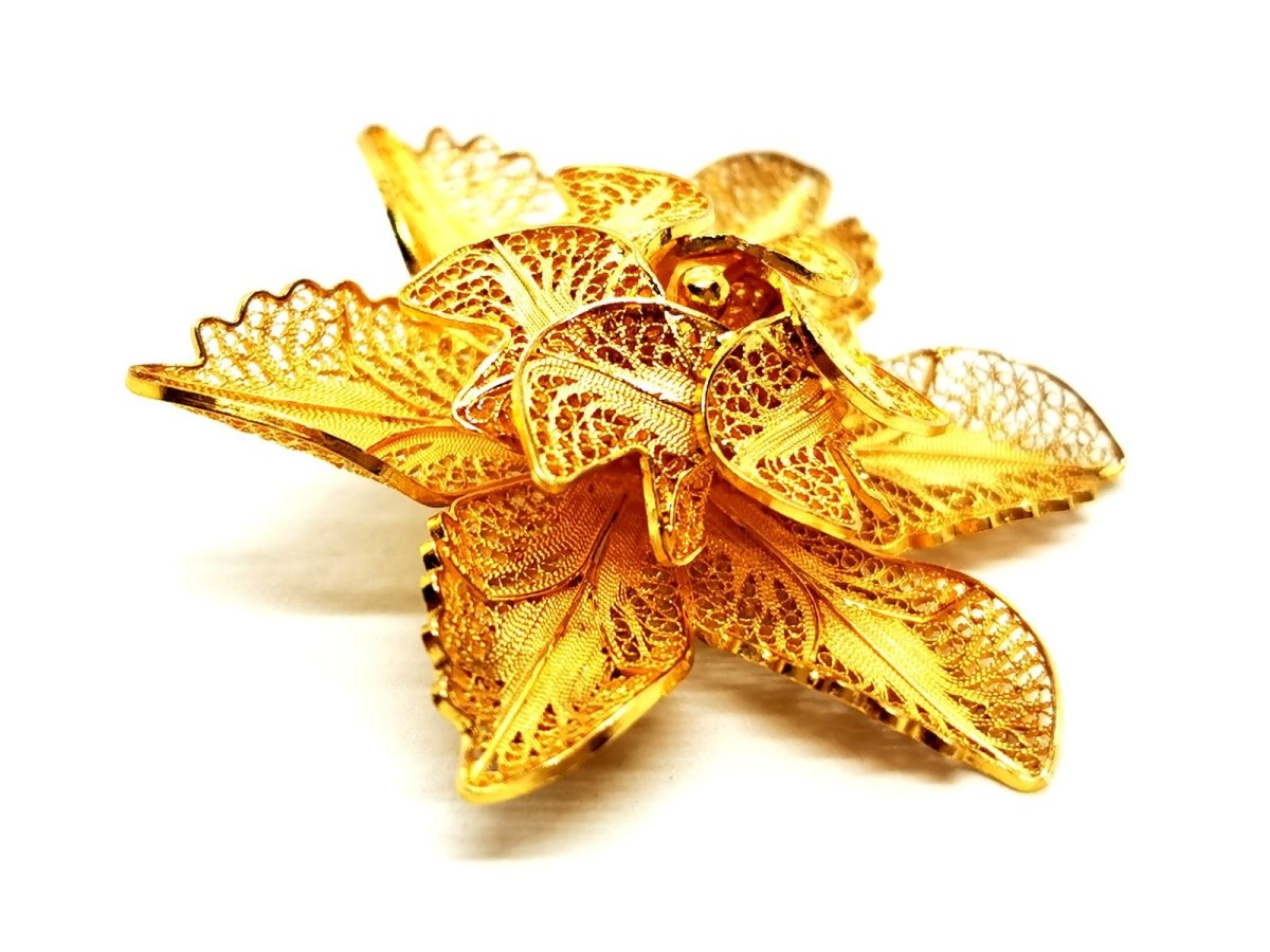 Broche fleur en or jaune - Castafiore