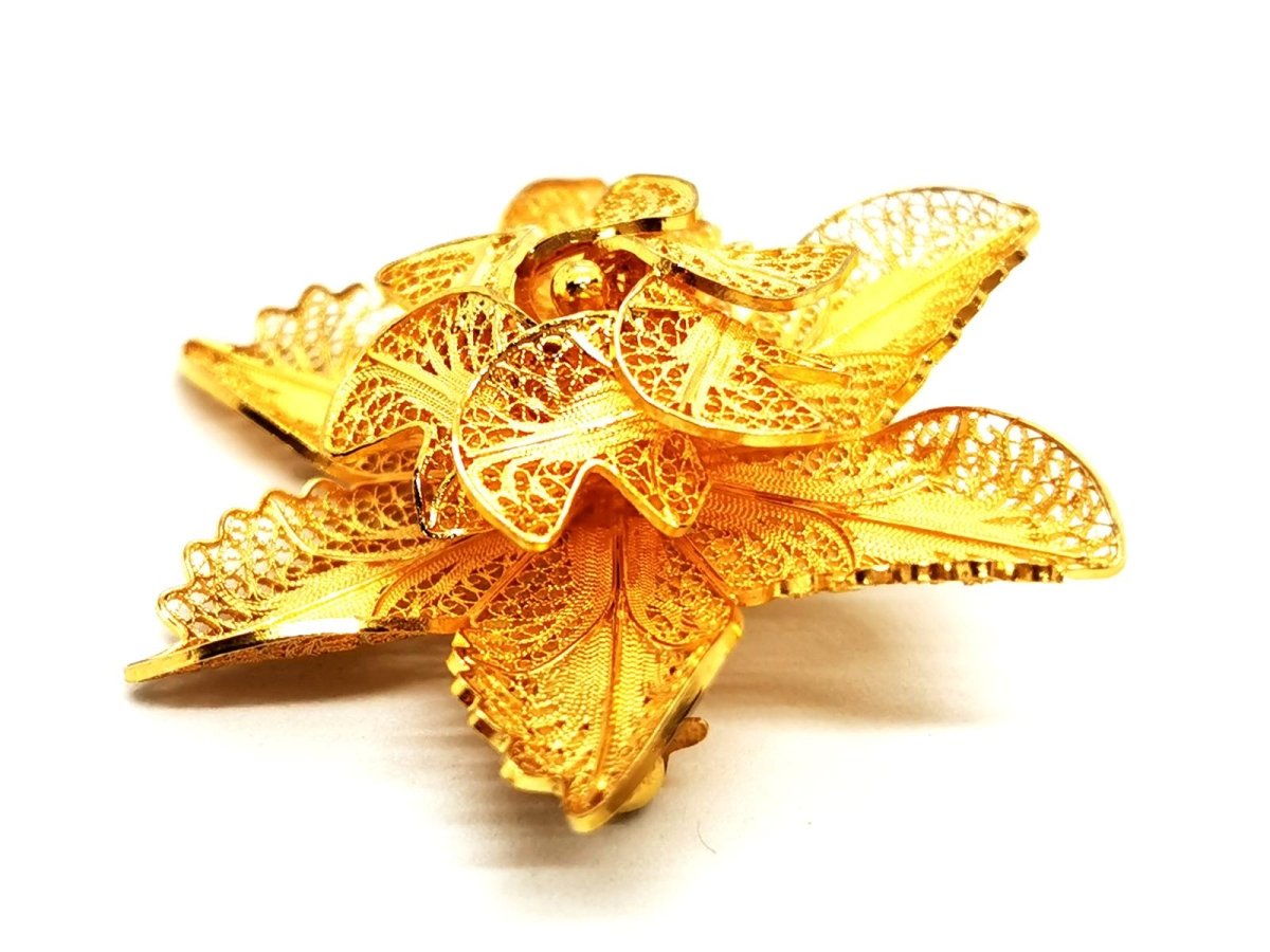 Broche fleur en or jaune - Castafiore