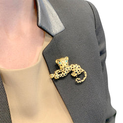 Broche Fred "Léopard" en or jaune, diamants, émail et émeraudes - Castafiore