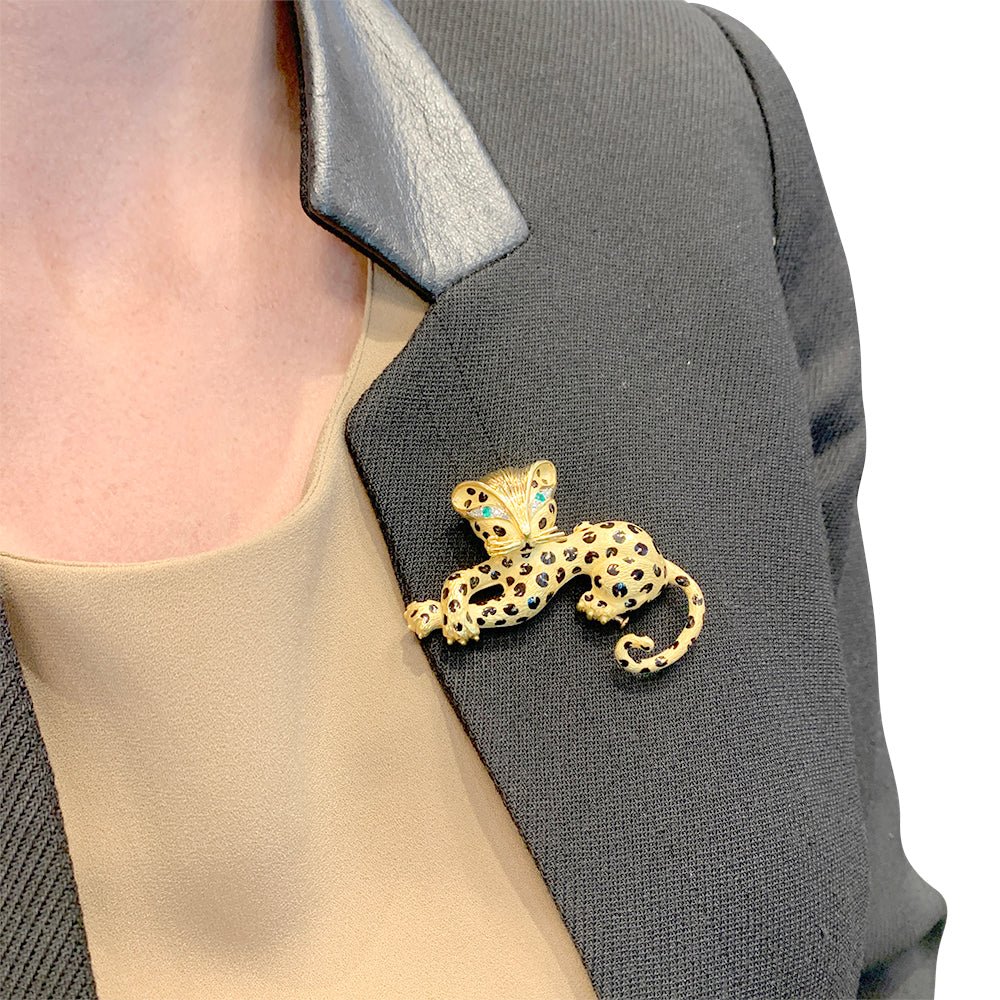 Broche Fred "Léopard" en or jaune, diamants, émail et émeraudes - Castafiore