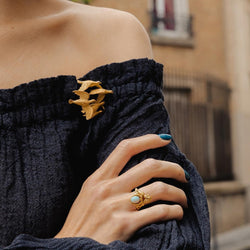 Broche HERMÈS "Envol de perdreaux" en or jaune et émeraudes - Castafiore