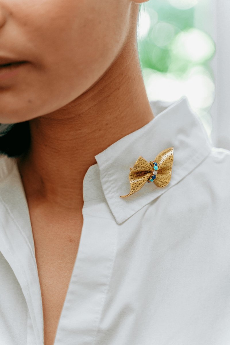 Broche HERMÈS "Noeud" en or jaune, lapis lazuli, turquoises, corail et diamant - Castafiore
