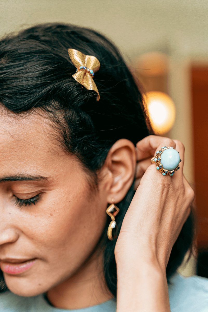 Broche HERMÈS "Noeud" en or jaune, lapis lazuli, turquoises, corail et diamant - Castafiore