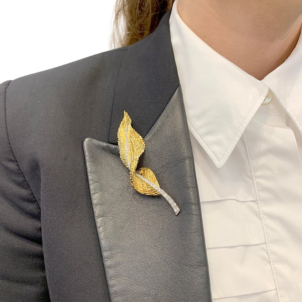 Broche HERMÈS "Plume" en or jaune, platine et diamants - Castafiore