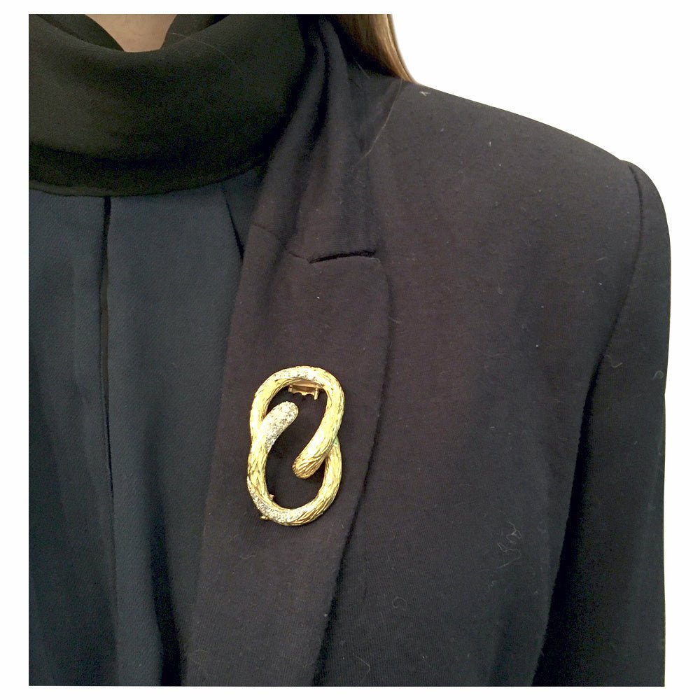 Broche MAUBOUSSIN "Boucle" en or jaune et platine, diamants - Castafiore