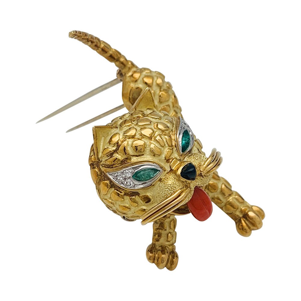 Broche Mauboussin "Chat" en or jaune, corail, diamants et émeraudes - Castafiore