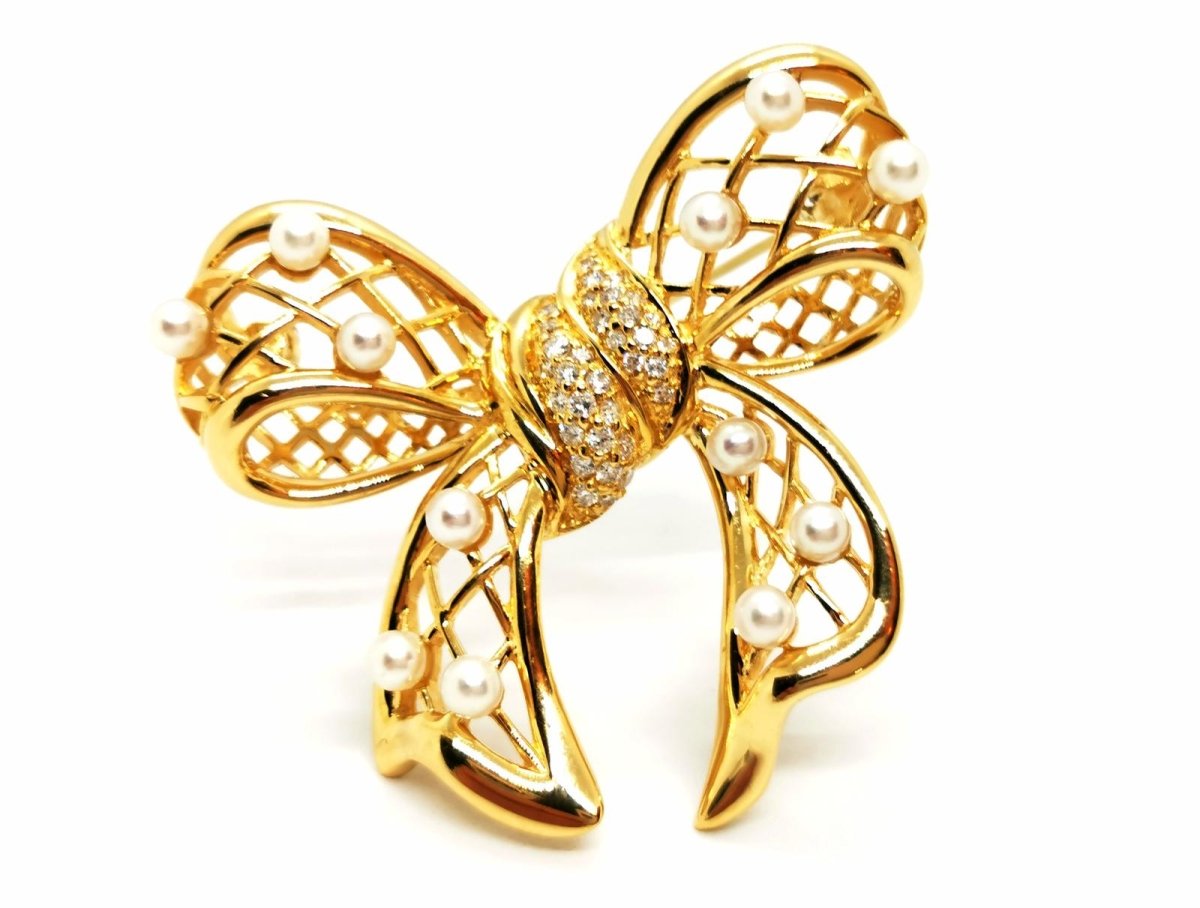 Broche noeud en or jaune, diamants et perles - Castafiore