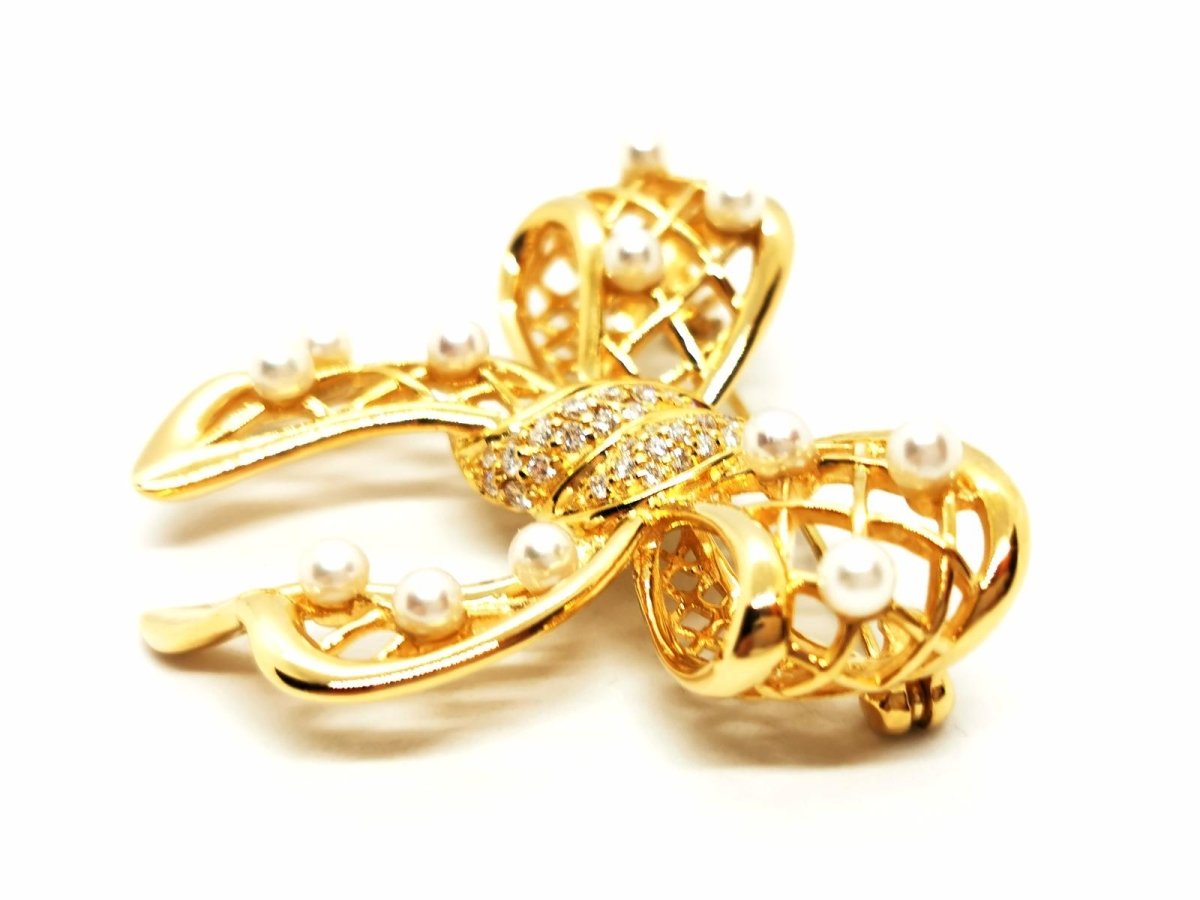 Broche noeud en or jaune, diamants et perles - Castafiore