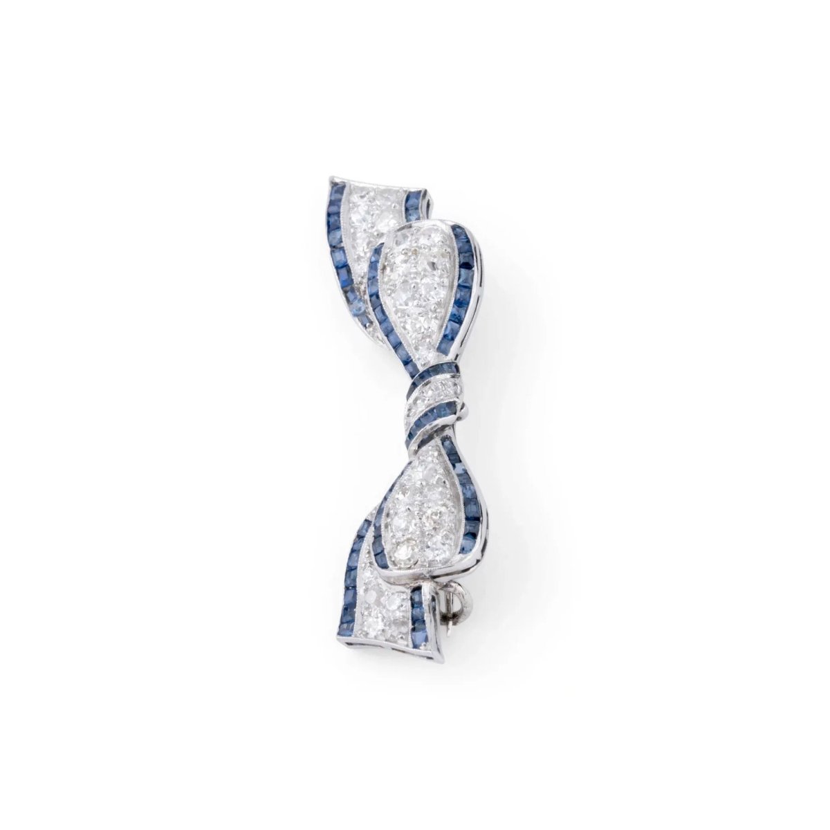 Broche nœud en platine Art Déco en diamant et saphirs calibrés - Castafiore