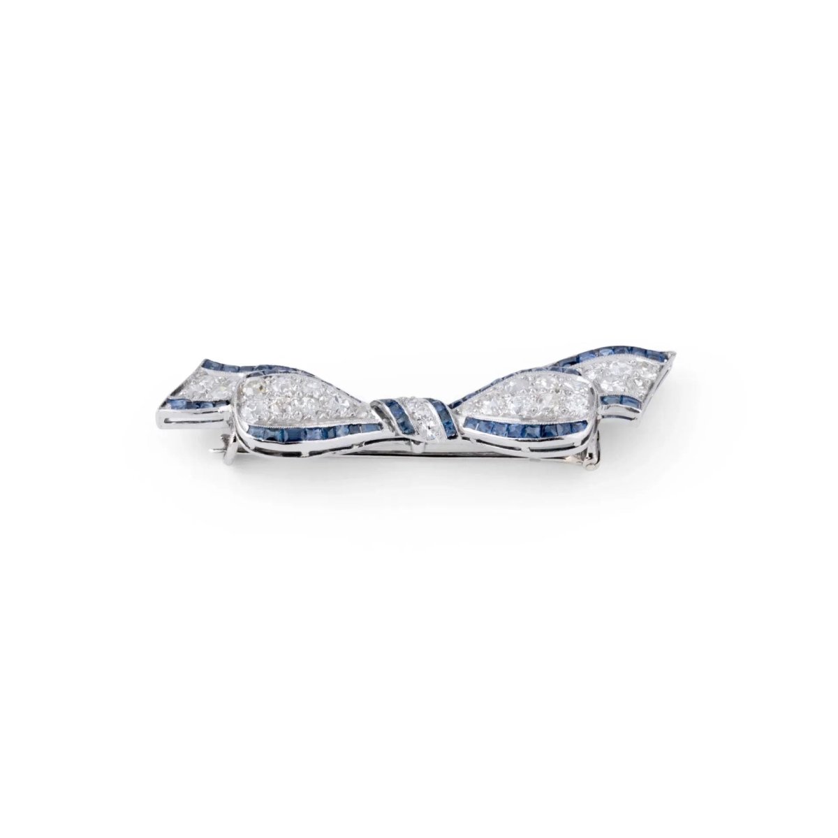 Broche nœud en platine Art Déco en diamant et saphirs calibrés - Castafiore