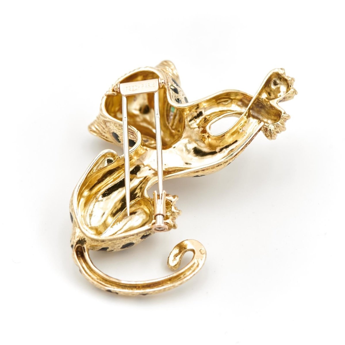 Broche panthère FRED, en or jaune, émeraudes et diamants - Castafiore